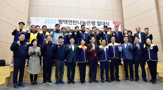 지난 8일 평택시 팽성읍에서 진행된 평택연탄나눔은행 발대식에서 엄기민(첫째줄 왼쪽에서 4번째) 쌍용자동차 사장 등 관계자들이 기념촬영을 하고 있다. 쌍용자동차 제공